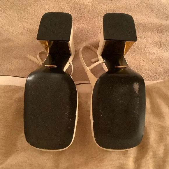 Gucci Cream Flats with Gold Detailing - Picture 11 of 11